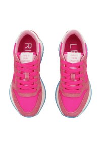 Rosa Sport-Sneaker aus Wildleder und Mesh-Materialien, mit strukturierten Akzenten, flachen Schnürsenkeln und einer blauen Sohle. Bemerkenswerter Text im Inneren lautet "MÄDCHEN LAUFEN SCHNELLER."