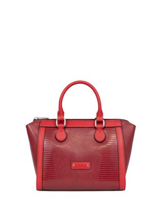 Sac à main en cuir rouge avec motif texturé, doubles poignées, forme rectangulaire et fermeture éclair, avec une petite étiquette métallique de la marque à l'avant.