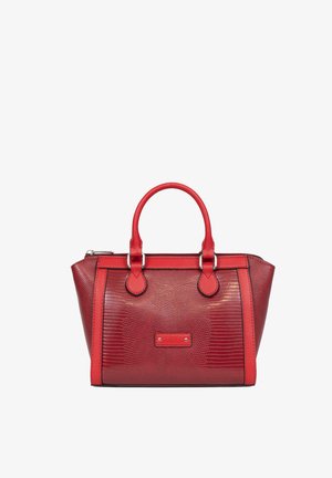 Sac à main en cuir rouge avec motif texturé, doubles poignées, forme rectangulaire et fermeture éclair, avec une petite étiquette métallique de la marque à l'avant.