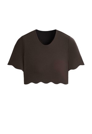 Fekete, rövid ujjú, rövid felső, fodros szegélyekkel az ujjakon és az alján, kerek nyakkivágással, fehér háttéren.