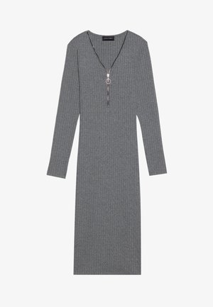 Grå ribbete langermet kjole med dyp V-hals og sølvglidelåsdetalj, med en sirkulær trekkflik og tettsittende silhuett.