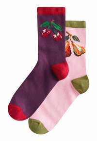 To par sokker: et par lilla med røde accenter og kirsebærdesign; et par pink med grønne accenter og pære-design. Bomuldsblanding, ribbede manchetter.