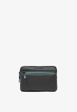 Pochette rectangulaire noire avec une poche zippée turquoise à l'avant et le logo Piquadro embossé au-dessus de la fermeture éclair.