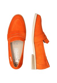 Mocassins en suède orange avec un motif perforé, une sangle sur le devant et une semelle en caoutchouc de couleur claire.