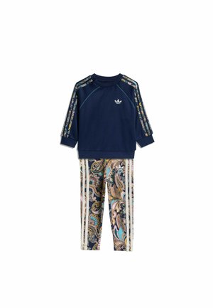 Haut bleu marine à manches longues avec des rayures à motifs sur les manches et pantalon imprimé cachemire assorti avec des bandes latérales blanches.