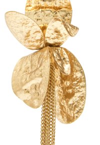 Złocona broszka w kształcie kwiatów z tłoczonymi metalowymi płatkami i ozdobnym łańcuszkiem. Teksturowana powierzchnia, organiczne kształty i warstwowy design.