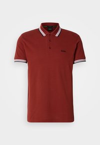 Polo rouge rouille à manches courtes avec trois boutons, col et poignets rayés, et petit logo "BOSS" sur la poitrine gauche.