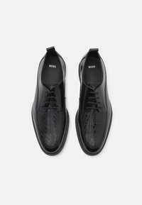 BOSS LARRY - Suvarstomi - black