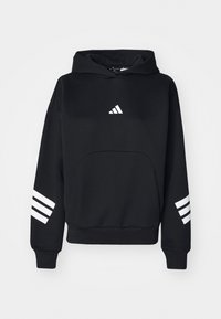 Czarna bluza z kapturem z przednią kieszenią, z białym logo na klatce piersiowej oraz trzema białymi paskami na każdym rękawie. Miękki materiał z mieszanki bawełny.