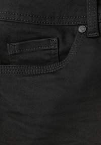 Jeans en denim noir avec une petite poche avant, design à jambes droites et couture contrastée. Texture lisse avec un léger éclat.