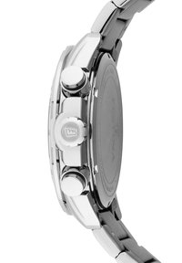 Orologio in acciaio inossidabile argentato con cassa rotonda, tre pulsanti e corona testurizzata. Presenta un bracciale standard a maglie metalliche e un logo inciso.