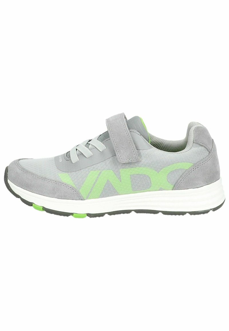 Grauer Sportschuh mit strukturiertem Obermaterial, grünen Akzenten und Klettverschluss. Verfügt über eine weiße Zwischensohle und eine Gummisohle mit grünen Details.