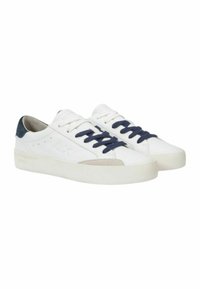 Sneaker bianche con una tomaia in pelle liscia, lacci blu navy, dettagli in suede e suola in gomma. Caratterizzate da un design minimalista e da una forma casual.