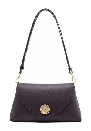 Borsa a tracolla in pelle viola con chiusura a pattina rotonda, hardware dorato e una sola tracolla regolabile. Texture liscia, design minimalista.