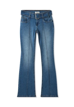 Jeans in denim svasato di blu medio, dotati di cintura, tasche frontali e cuciture a contrasto lungo le cuciture per un tocco di stile in più.