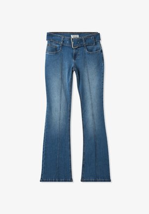 Jeans in denim svasato di blu medio, dotati di cintura, tasche frontali e cuciture a contrasto lungo le cuciture per un tocco di stile in più.