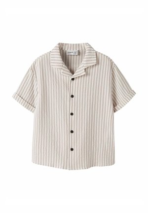 Krátky rukáv, béžová a biela košeľa s vertikálnymi pruhmi, zapínaná na gombíky, s kempovým golierom a zahnutými manžetami.