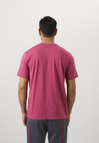 Under Armour LEFT CHEST LOGO - Potiskana majica - fuchsia dusk/dark maroon