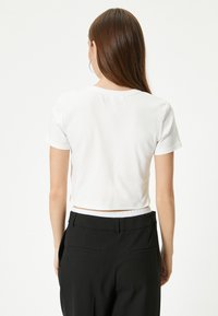 Koton CROP - T-shirt med print - white