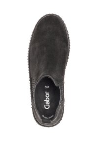 Chaussure slip-on en daim noir avec des panneaux élastiques texturés sur les côtés et une pointe arrondie. Dotée d'une semelle en caoutchouc avec de petites protubérances pour la traction.