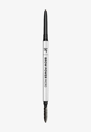 Crayon à sourcils rétractable avec brosse goupillon à l'extrémité opposée, portant la mention « BROW POWER MICRO » en noir sur un corps blanc.