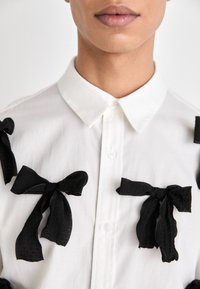 Sister Jane PENNY BOW UNISEX - Blúzka so zapínaním na gombíky - white