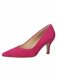 Jasnoróżowy zamszowy but na wysokim obcasie dla kobiet, z szpiczastym noskiem i średnio cienkim obcasem, na białym tle.