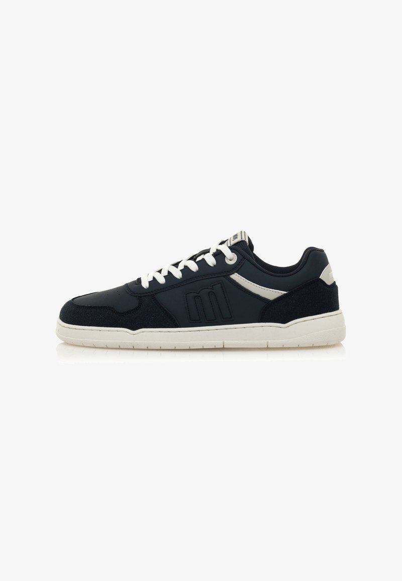 Marineblaue Sneaker aus einer Mischung aus glatten und strukturierten Materialien, mit weißen Schnürsenkeln und einer weißen Sohle. Mit Logodetail an der Seite und der Zunge.