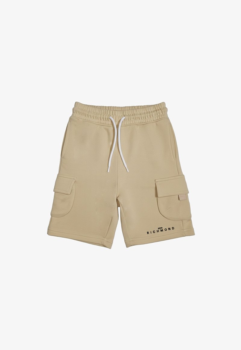 Beige cargoshorts med elastisk talje, hvid snor, sidelommer med klapper og "John Richmond" logo på venstre benkant.