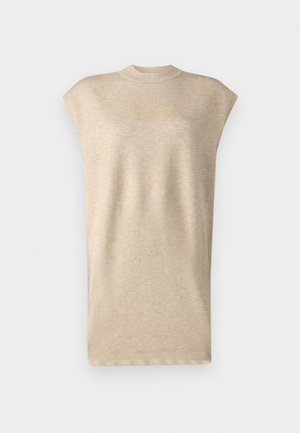 Beige ärmlös topp med hög krage, tillverkad av ett mjukt, texturerat tyg. Har en avslappnad passform och en slät yta.