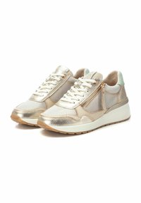 Zapatillas metálicas en oro y plata con parte superior de malla, que cuentan con una cremallera lateral y acentos en azul claro. Suela gruesa blanca y patrón texturizado.