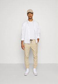 Jack & Jones JJIGORDON JJLANE VEGA - Pantaloni - white pepper