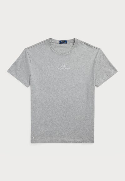 Pelēks kokvilnas T-krekls ar apaļu kakla izgriezumu, īsām piedurknēm un izšūtu "Polo Ralph Lauren" logo uz krūškurvja. Gaisīgs, ikdienišķs dizains.