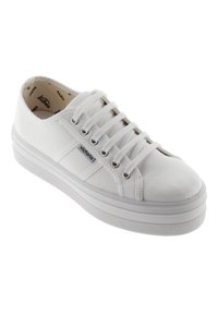 Sneaker da uomo basso in tela bianca con suola platform, occhielli metallici, lacci bianchi e etichetta in tessuto "victoria" sul lato.
