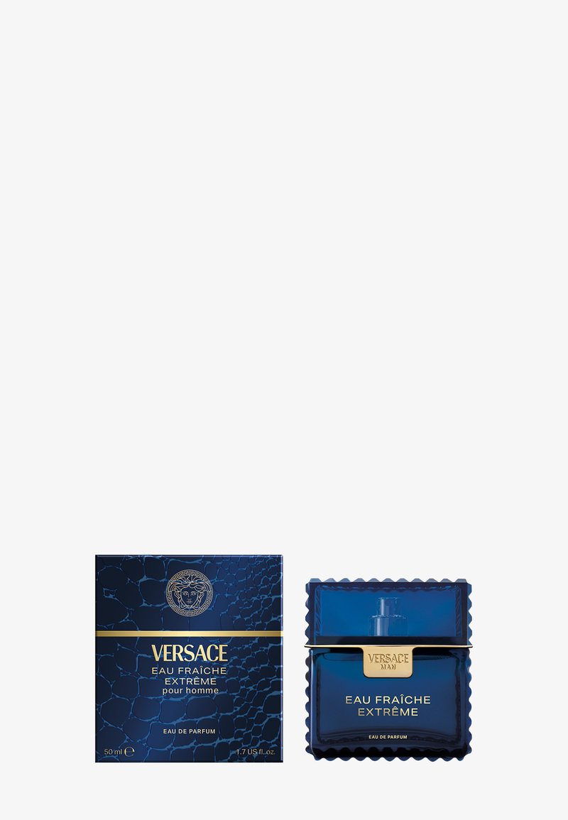 Versace Eau Fraîche Extrême parfum in een blauw vierkant flesje met getande randen en gouden accenten, vergezeld van een bijpassende doos.
