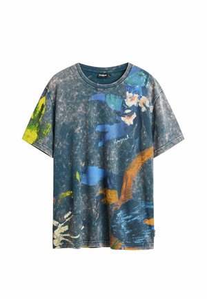 T-shirt met korte mouwen, met een vervaagde blauwe achtergrond en abstracte, kleurrijke bloemen- en bladpatronen in groen, geel, blauw en oranje.