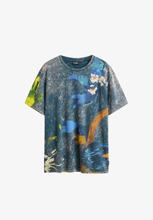 Rövid ujjú póló, fakó kék háttérrel, elvont, színes virág- és levélmintákkal zöld, sárga, kék és narancssárga színekben.