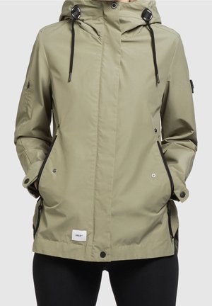 Veste à capuche vert olive clair avec cordons noirs, poches zippées, boutons-pression et une petite étiquette blanche de la marque près de l'ourlet.