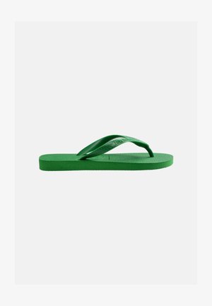 Infradito verde in gomma con suola testurizzata e un unico cinturino a forma di Y su uno sfondo bianco semplice.