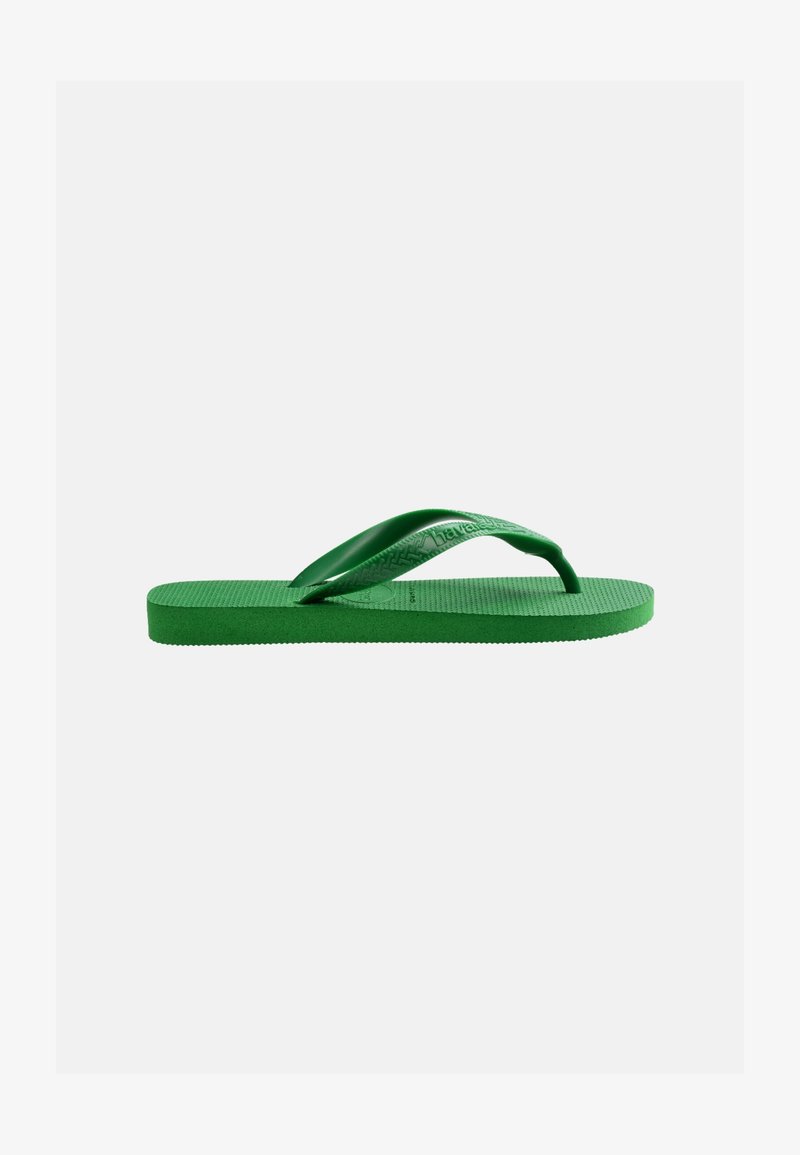 Infradito verde in gomma con suola testurizzata e un unico cinturino a forma di Y su uno sfondo bianco semplice.