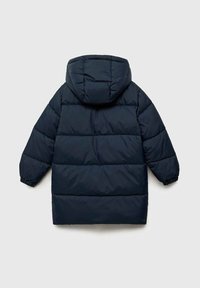 Manteau matelassé bleu marine avec capuche, présentant un design matelassé et des poignets élastiques. Sa texture lisse et sa coupe mi-genoux offrent une bonne isolation.