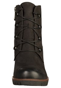 Botín negro hasta el tobillo con un acabado de cuero suave, punta redonda y diseño de cordones. Presenta ojales mate y una suela de caucho texturizada.