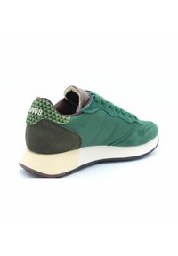 Zelené tenisky s svrchním materiálem z semiše a textilu, s hnědými akcenty, geometricky vzorovanou patou, šněrováním a bílou mezipodešví.