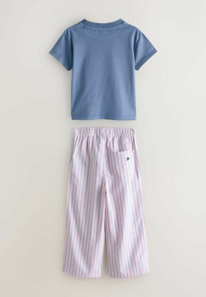 Rövid ujjú kék pamut póló rózsaszín és fehér csíkozott nadrággal, elasztikus derékpánttal és egy kis zsebbel, amelyen logó található.