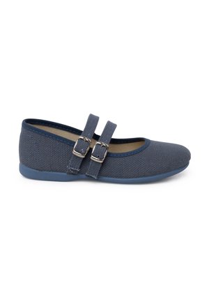 Chaussure Mary Jane en tissu bleu avec des sangles à double boucle, bout rond et semelle en caoutchouc plate. Extérieur texturé avec des détails de couture.