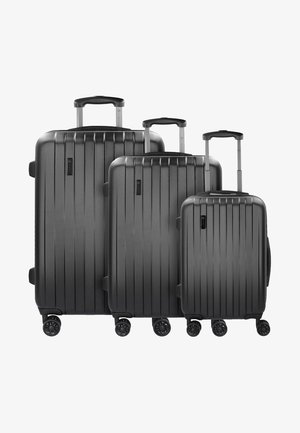 Tre valigie rigide nere di dimensioni diverse disposte insieme. Superficie texture con scanalature verticali, manici retrattili e quattro ruote ciascuna.