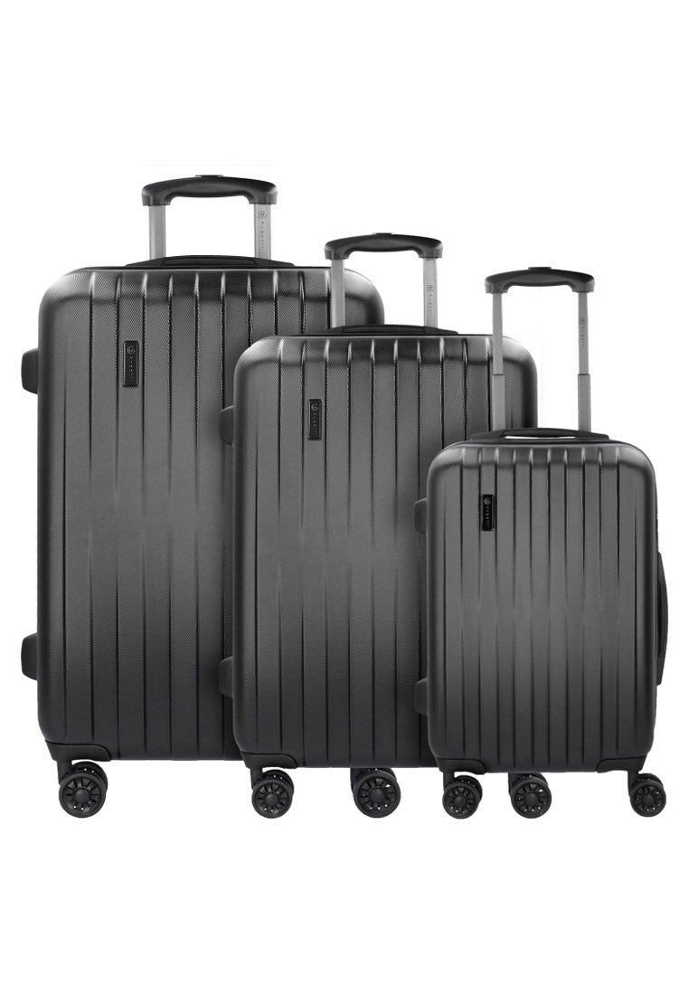 Tre valigie rigide nere di dimensioni diverse disposte insieme. Superficie texture con scanalature verticali, manici retrattili e quattro ruote ciascuna.