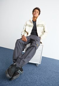 Champion Rochester SURPLUS CUFF PANTS - Cargobukse - black