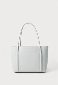 Borsa tote in pelle grigio chiaro con due manici lunghi, design strutturato e tasca frontale. Texture liscia con dettagli minimalisti.