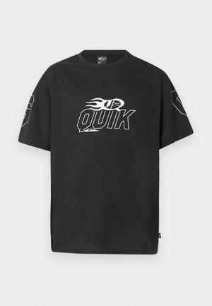 Tricou negru cu mâneci scurte, cu inscripția „QUIK” și logo cu flacără albă pe față și detalii grafice albe suplimentare pe ambele mâneci.